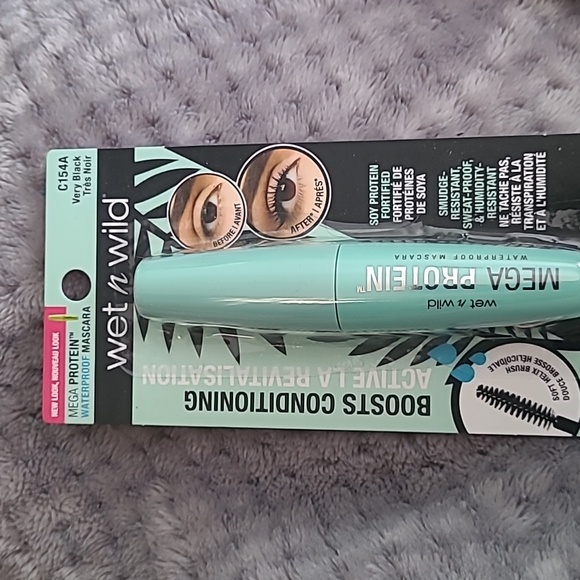 Wet n Wild Very Black mascara - Picture 2 of 5